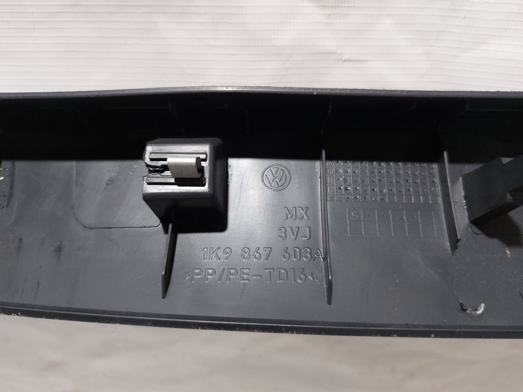 Jetta wagon Обшивка крышки багажника верхняя Volkswagen Jetta wagon 2009-2014 1K9867603A82V Volkswagen Jetta 6