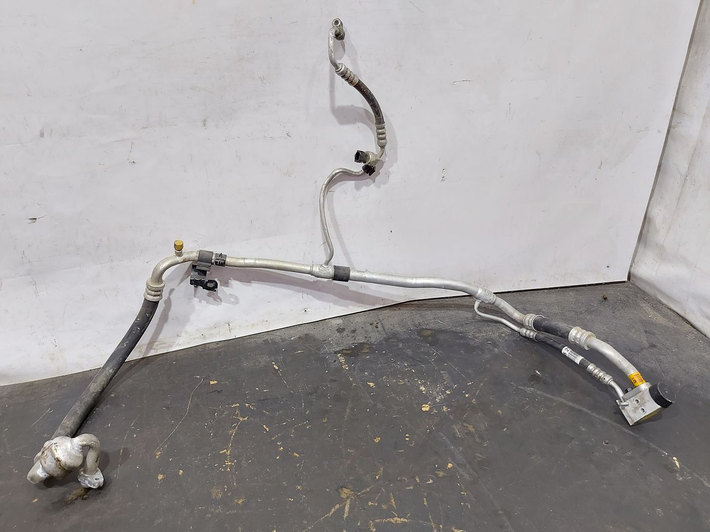 Cadenza. Трубка кондиционера с заправочным штуцером Kia CADENZA 2014-2016 977753R500 Kia CADENZA