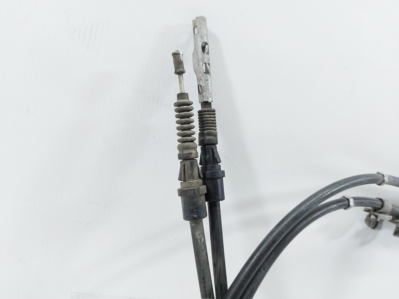 Fiesta Трос гальма стоянки задній Ford Fiesta 2011-2019 AE8Z2A635A Ford Fiesta 2