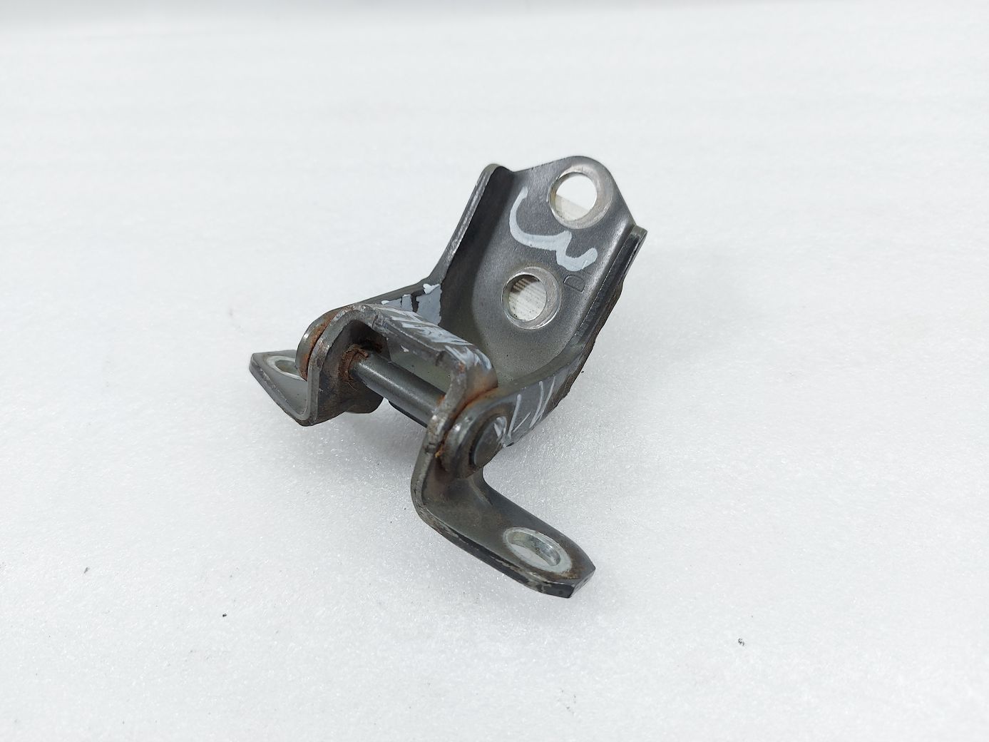 3 Петля двері передньої лівої нижня Mazda 3 2014-2021 D46158210B Mazda 3 3