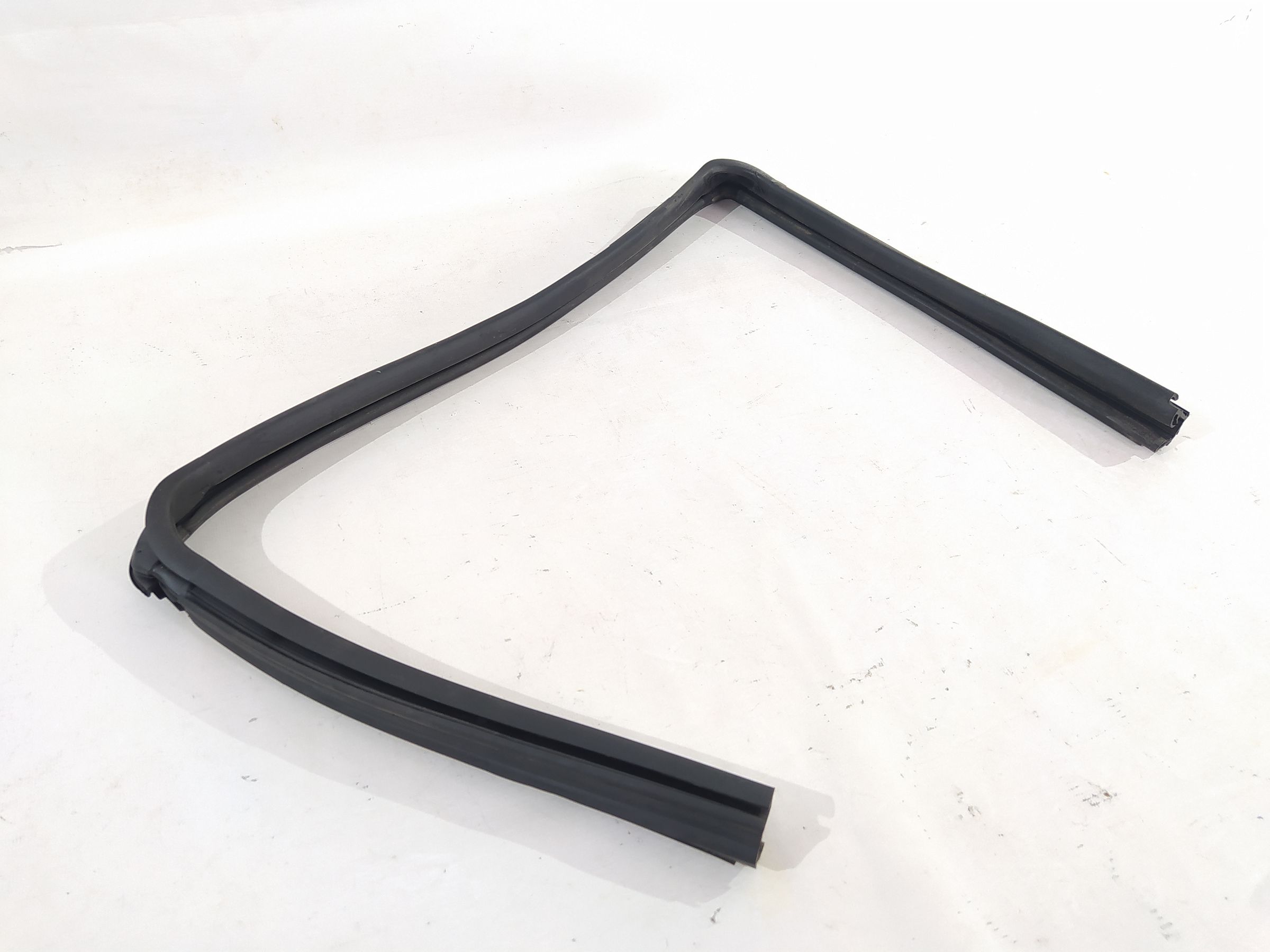 Versa note Уплотнитель стекла двери задней левой Nissan Versa Note 2014-2019 823313WC0A Nissan Versa Note 2