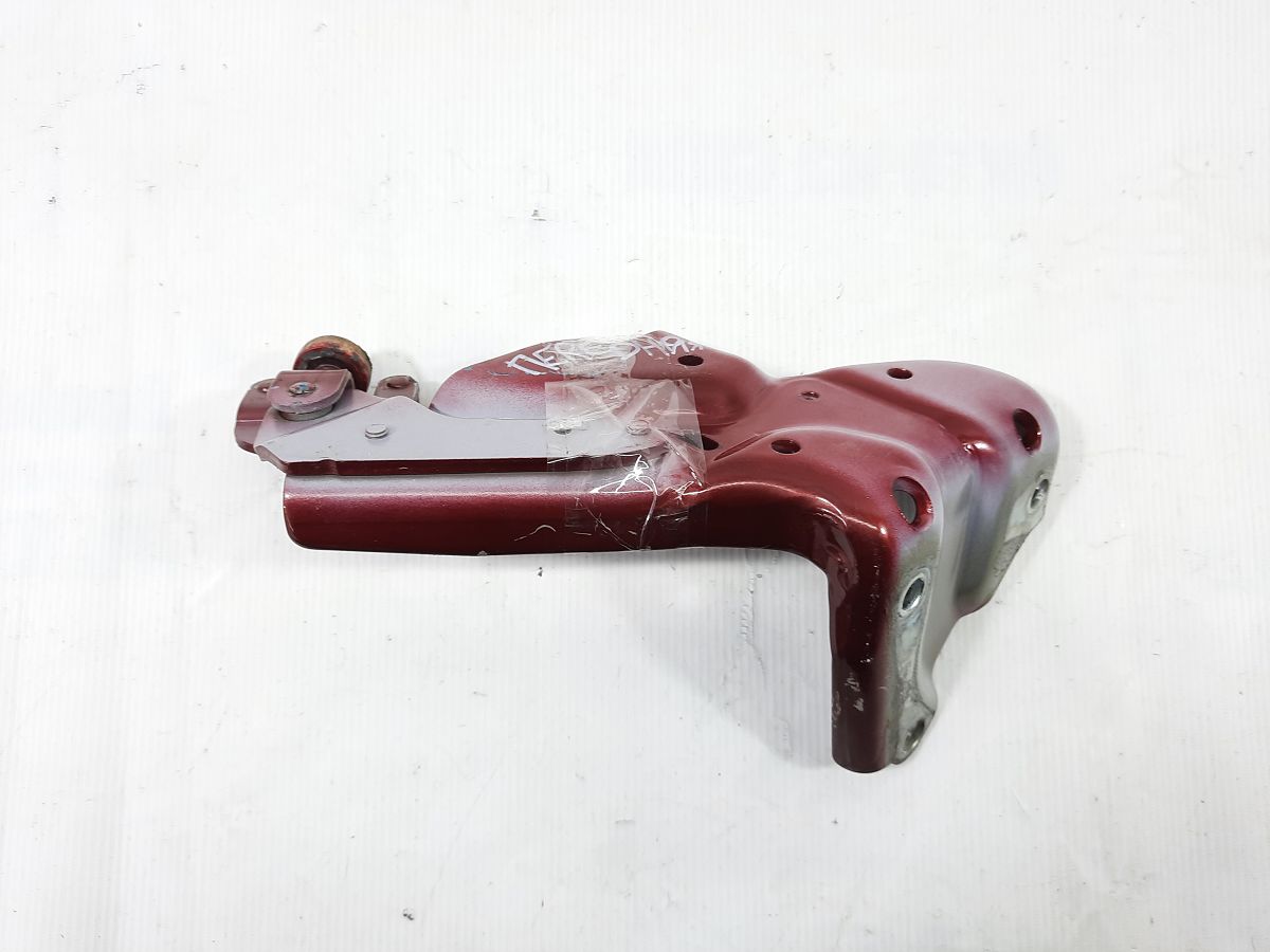 Sienna. Напрямна двері задньої правої передня нижня Toyota Sienna 2011-2020 6835008031 Toyota Sienna