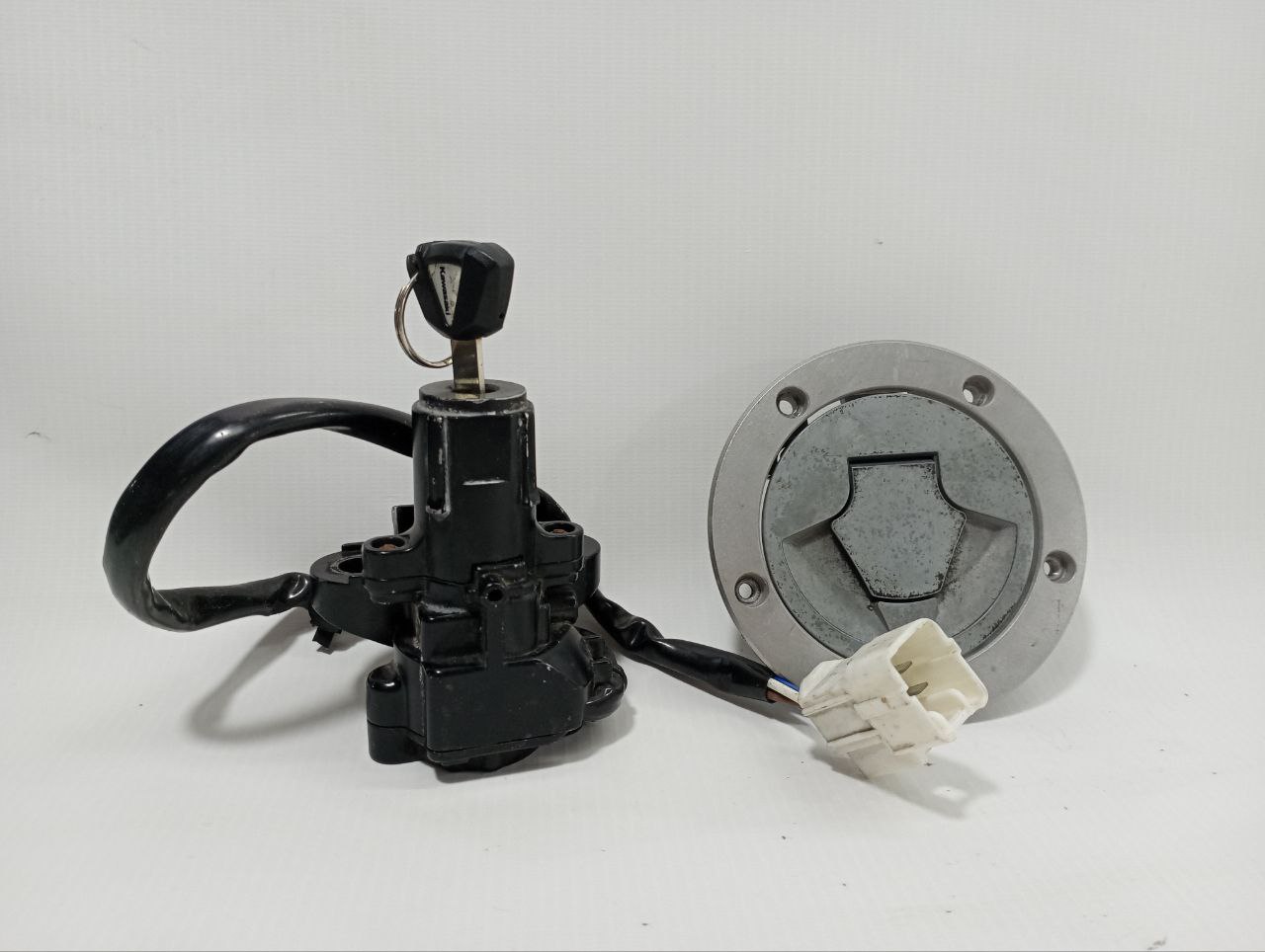 En-650d. Замок запалювання в колі з кришкою паливного бака Kawasaki EN-650 D 2017 270050595 Kawasaki EN-650 D