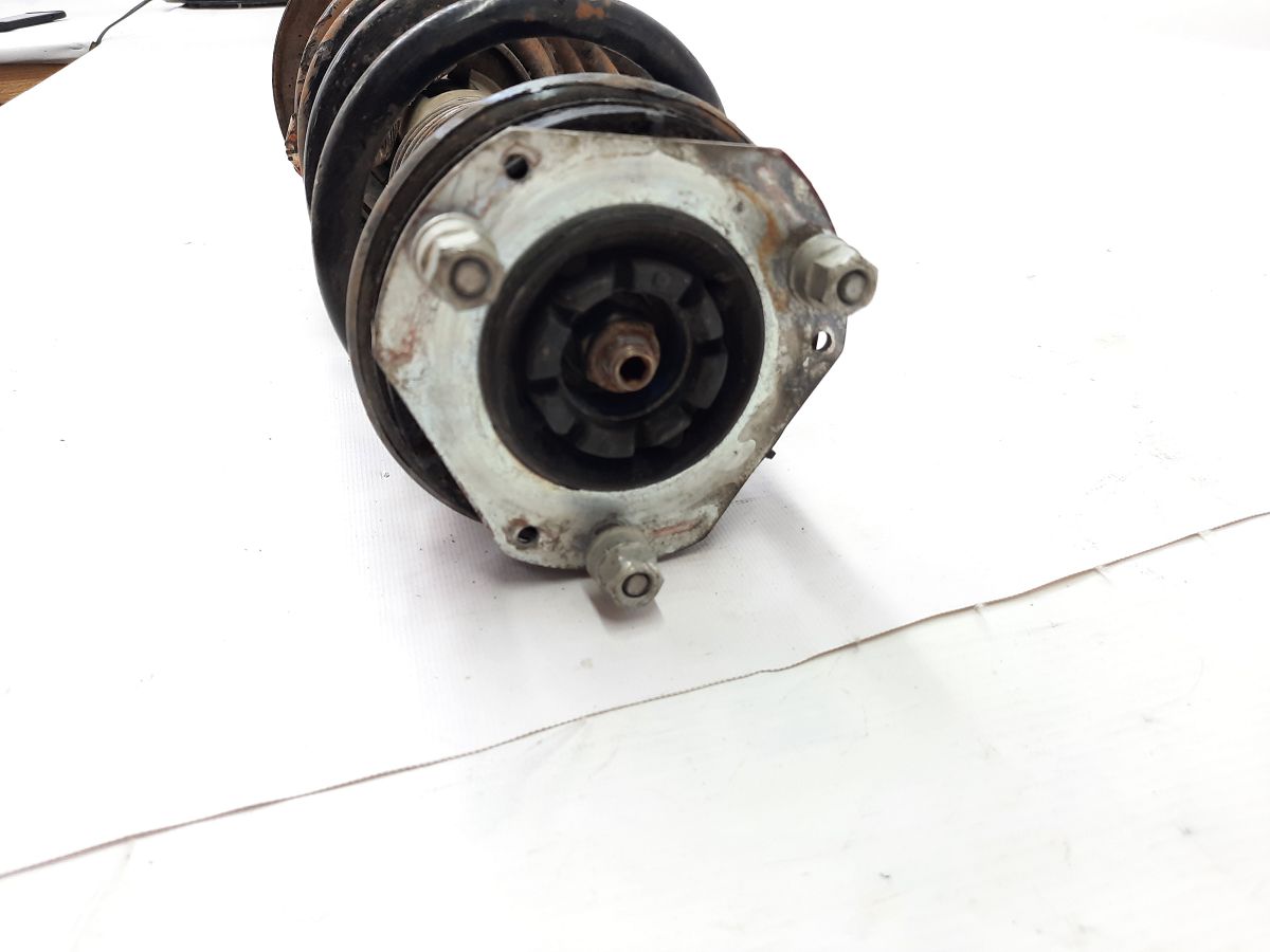 Fiesta sedan Стійка амортизатора передня права Ford Fiesta sedan 2014-2019 D2BZ18124B Ford Fiesta sedan 3