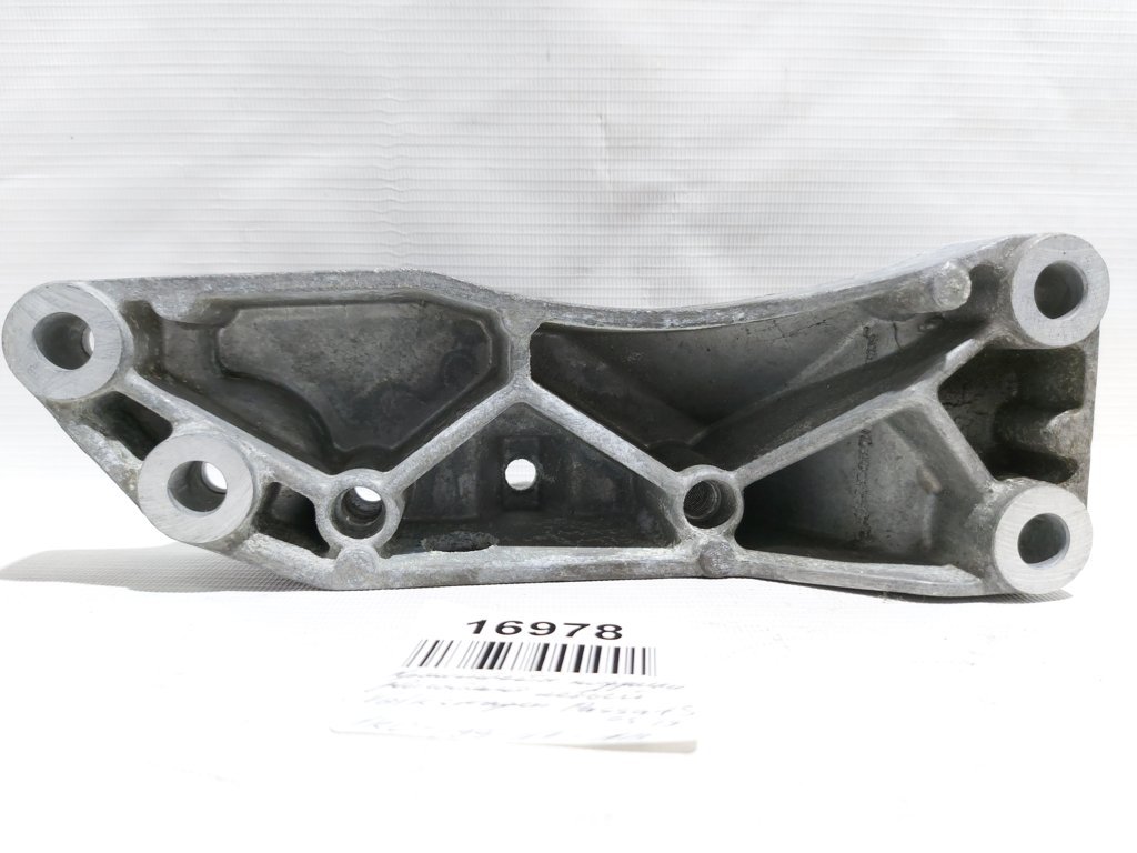 Passat s Кронштейн подушки двигуна лівий Volkswagen Passat S 2005-2019 1K0199117AB Volkswagen Passat S 4