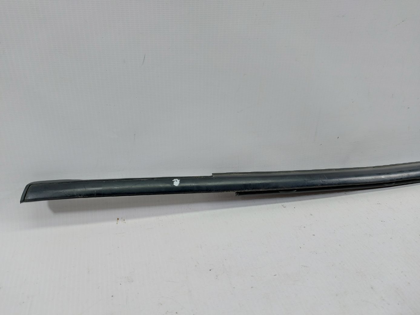 Versa note Ущільнювальна гумка скла передньої лівої зовнішня Nissan Versa Note 2014-2015 808213WC1A Nissan Versa Note 3