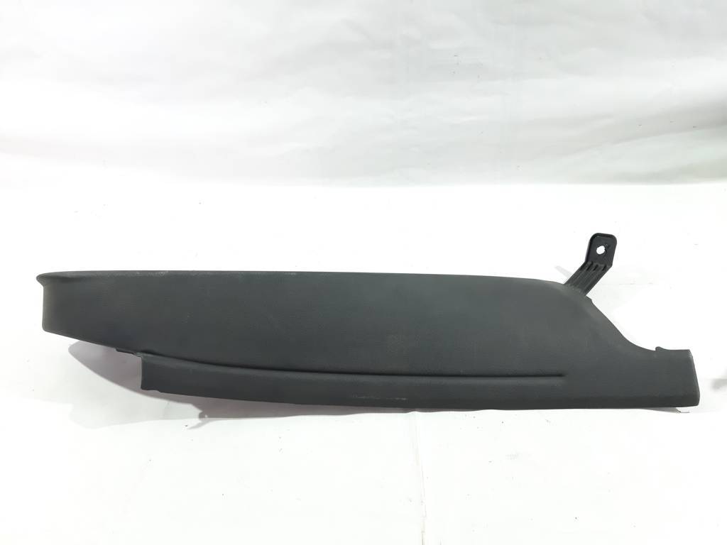 Passat. Обшивка стійки задньої правої нижня Volkswagen Passat 2012-2019 561867766 Volkswagen Passat