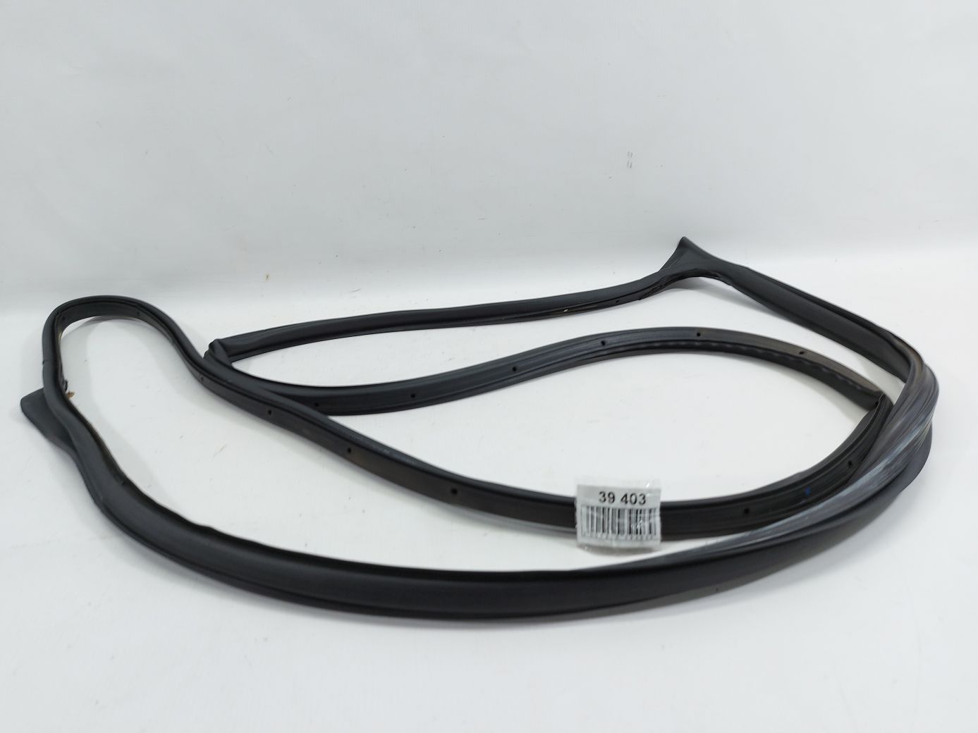 Trax. Уплотнительная резинка двери передней левой Chevrolet Trax 2015-2021 42385183 Chevrolet Trax