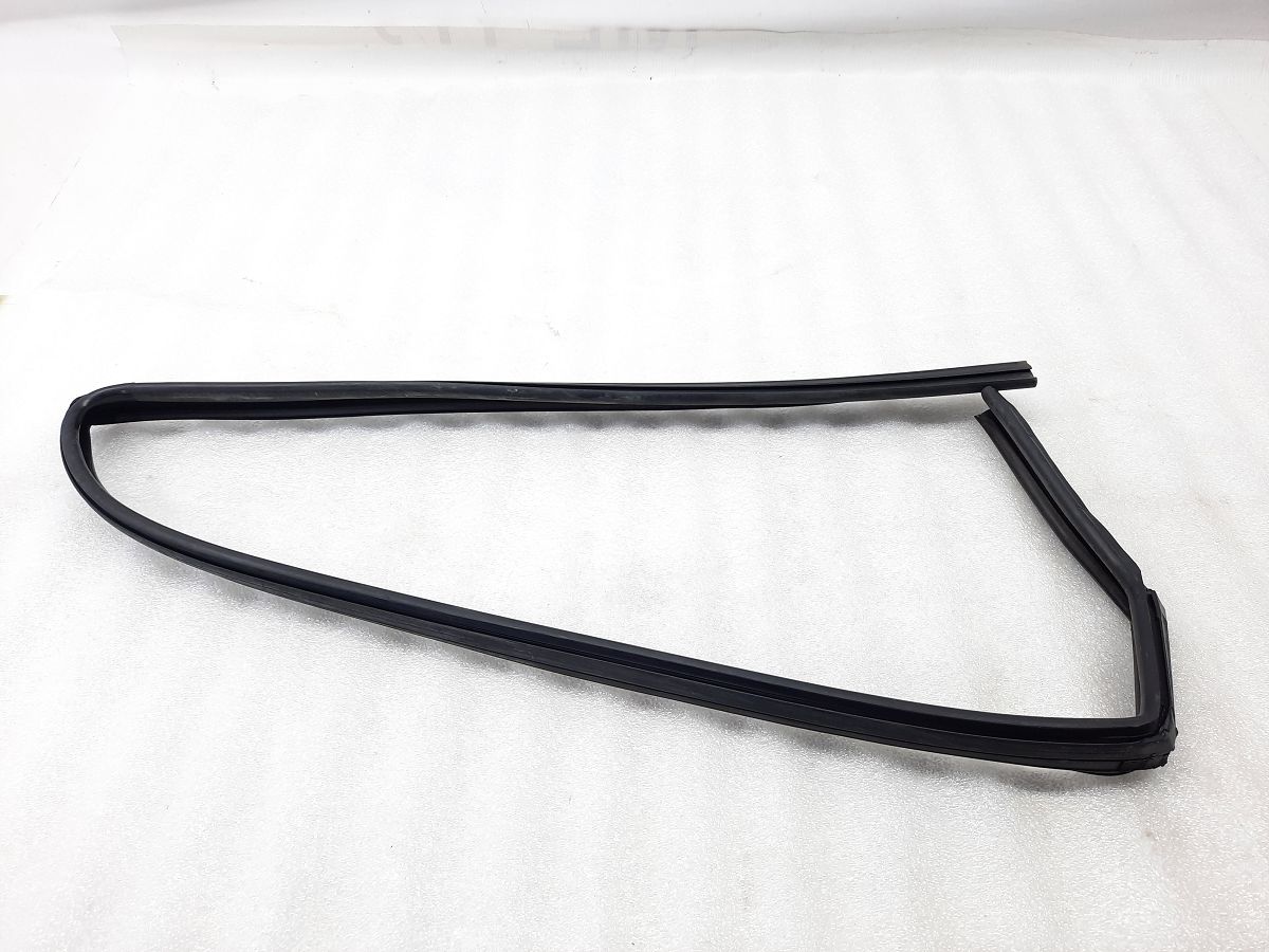 Sonata Напрямна гумка скла дверей задньої лівої Hyundai Sonata 2011-2015 835303Q000 Hyundai Sonata 3