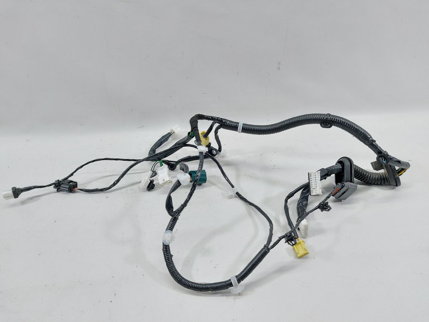 Rogue. Проводка дверей передньої правої Nissan Rogue 2014-2020 241245HA0B Nissan Rogue