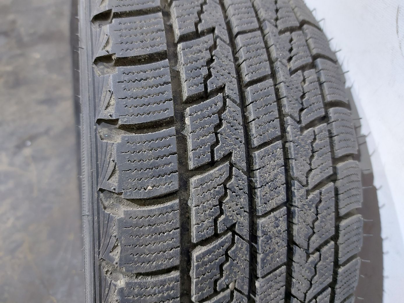 Зимние шины Гума Roadstone Winguard Ice 195/55R16 87Q зима 9