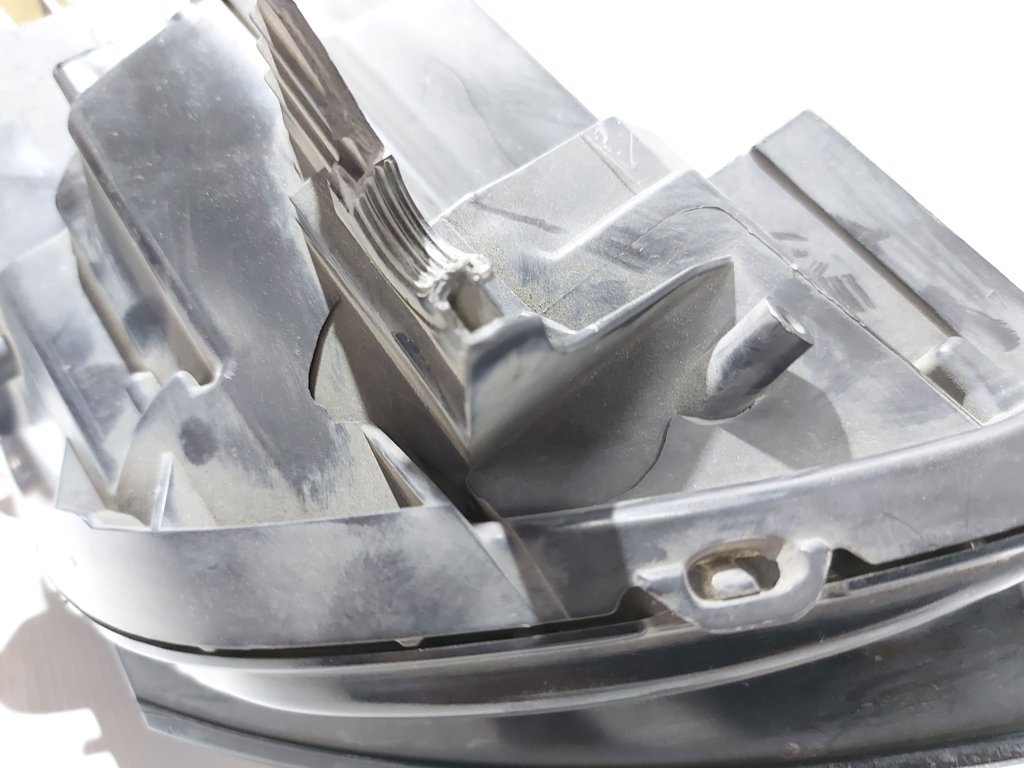 Товари з дефектами Фара передня права (дефект) Volkswagen Passat S 2012-2015 561941006D Volkswagen Passat S 17