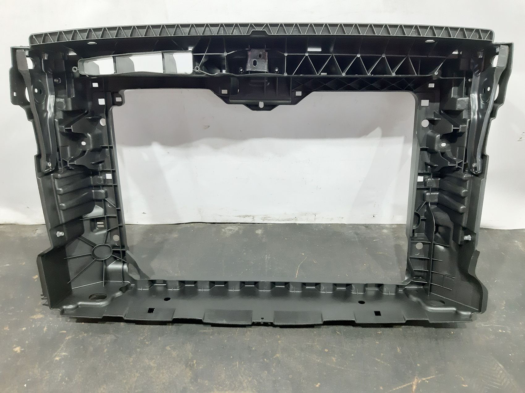  Передняя панель (телевизор) Volkswagen Passat B8 `16-19 Volkswagen Passat B8 16