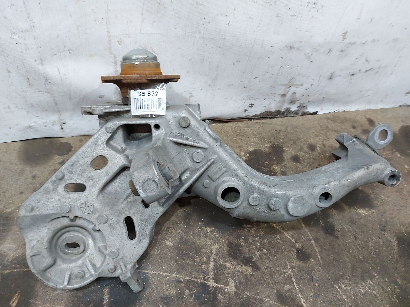 Dart Поворотний кулак задній правий Dodge Dart 2013-2019 68204866AC Dodge Dart 14