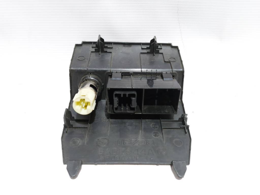 3 Накладка центральної консолі (прикурювач) Mazda 3 2017 BADE644A1 Mazda 3 3 3 Накладка центральної консолі (прикурювач) Mazda 3 2017 BADE644A1 Mazda 3 3