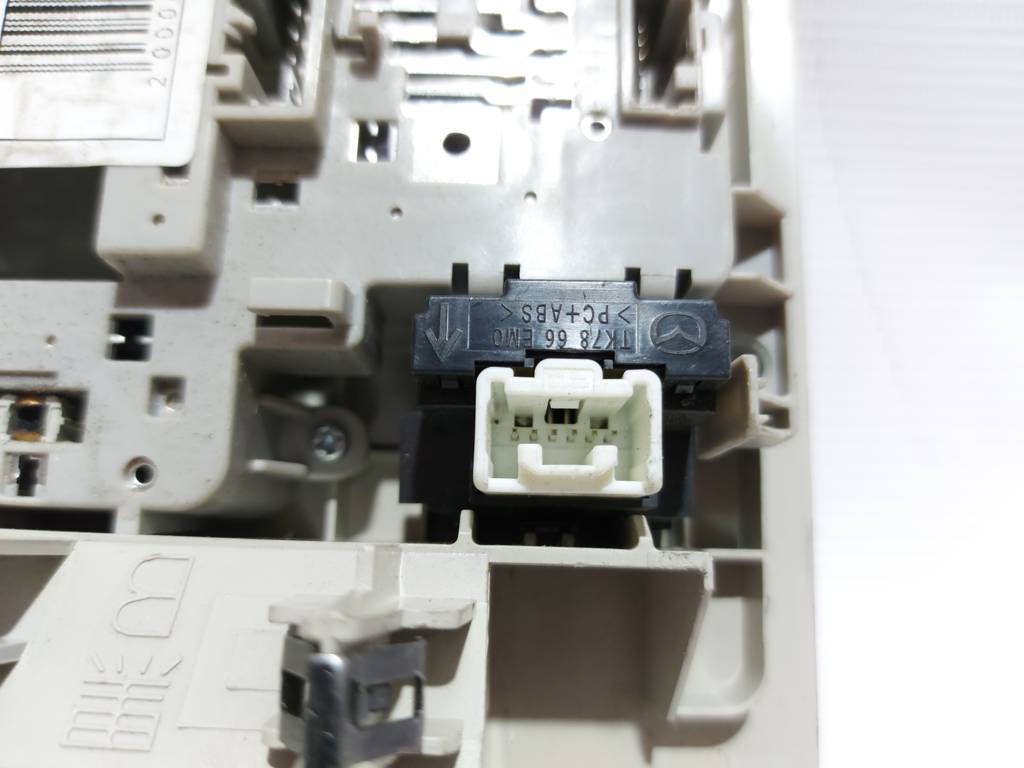 3 Плафон освещения салона передний Mazda 3 2009-2018 EG2151310A75 Mazda 3 4