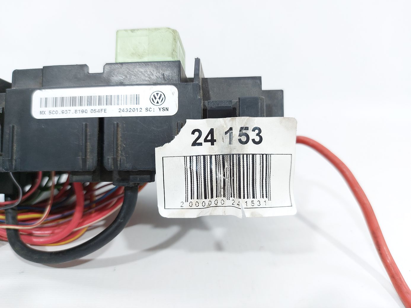 Passat Блок запобіжників під капотом Volkswagen Passat 2012-2014 5C0937819Q Volkswagen Passat 4