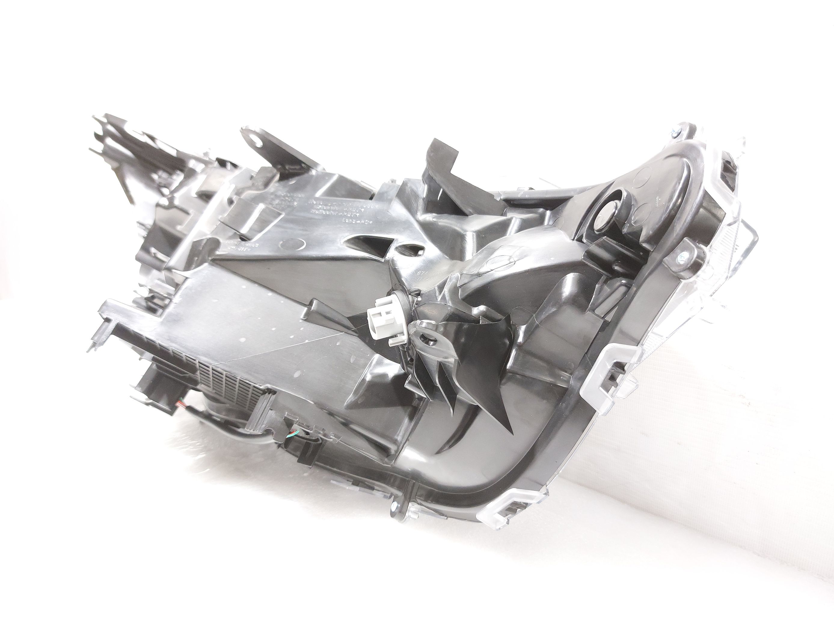 Товары с дефектами Фара передняя левая темная (дефект) Toyota RAV-4 2019 811500R151 Toyota RAV-4 9