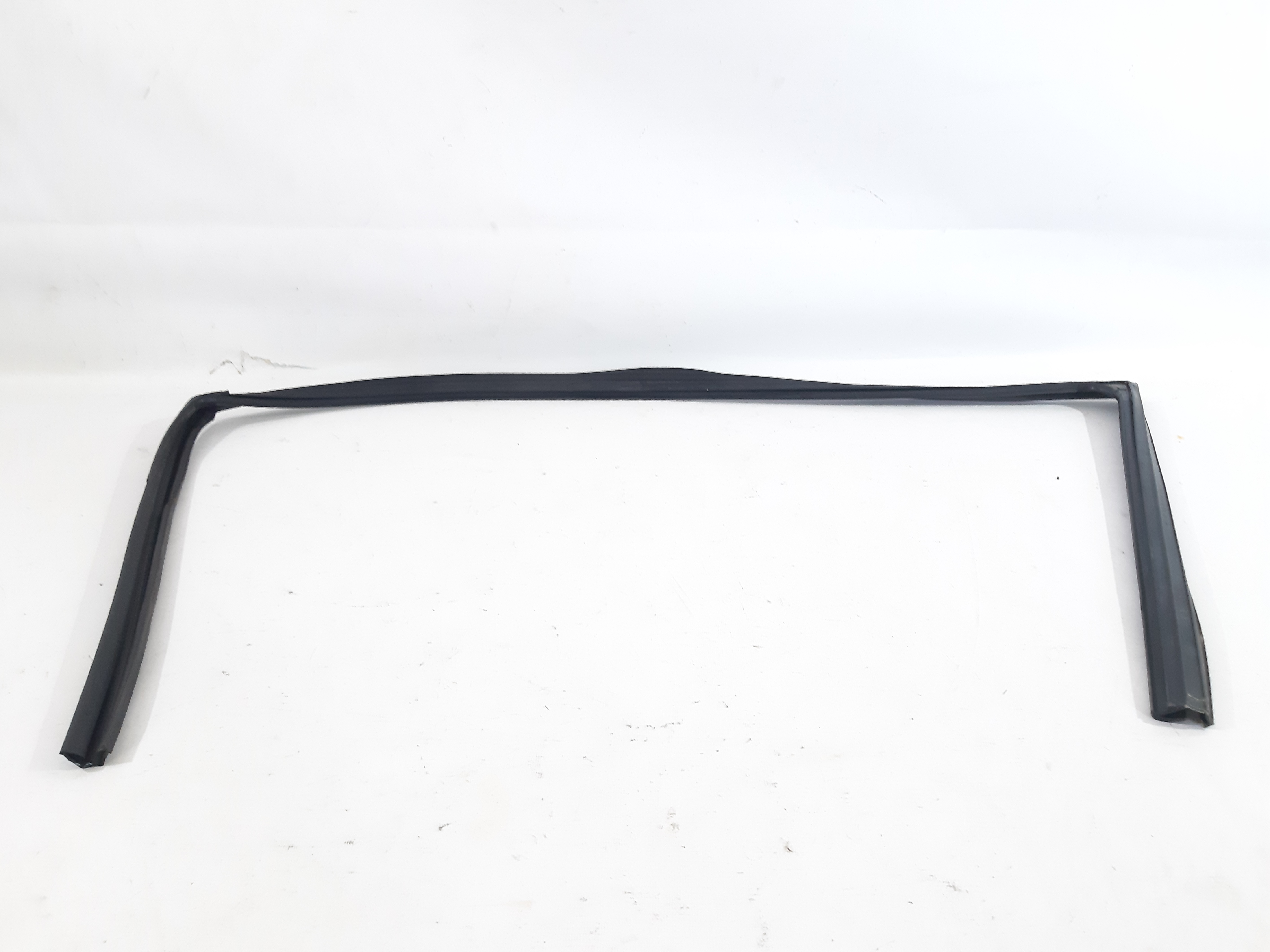 Sonata. Ущільнювач скла дверей правого переднього Hyundai Sonata 2011-2015 825403Q000 Hyundai Sonata