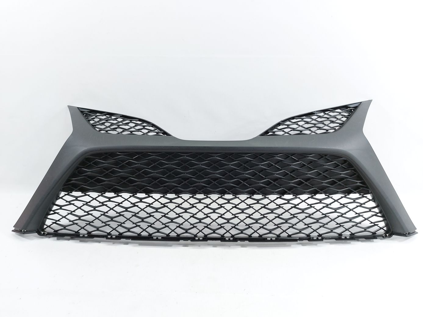 Повітропроводи бампера. Решітка переднього бампера (SE/XSE) Toyota Camry 2018-2020 5310206520 Toyota Camry