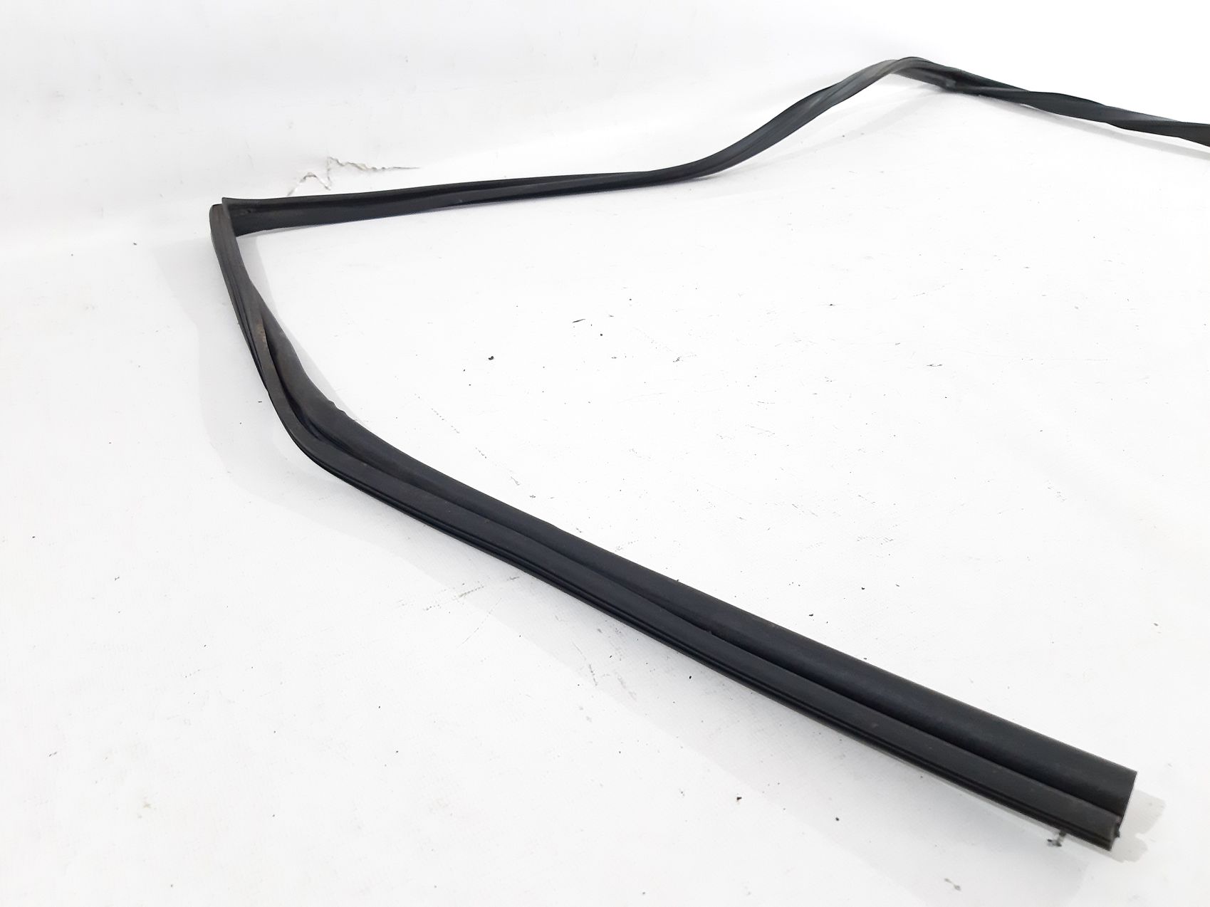 Prius v Уплотнитель стекла двери передней левой Toyota Prius V 2012-2017 6815147042 Toyota Prius V 3