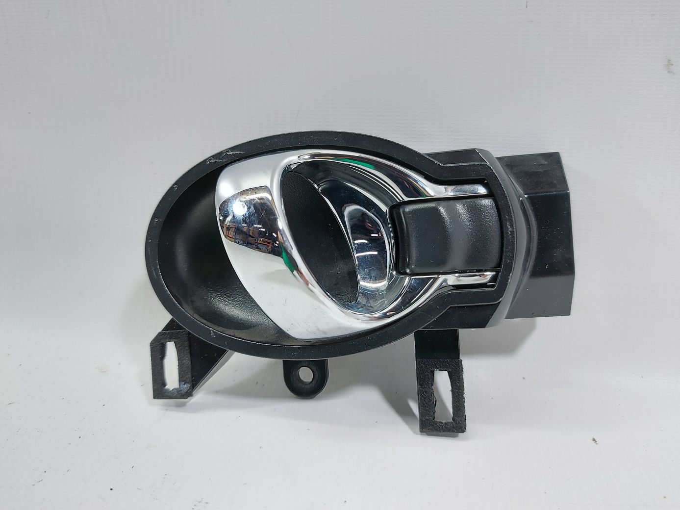 Juke. Ручка дверей задньої правої внутрішня (хром) Nissan Juke 2015-2017 806713YM3B Nissan Juke