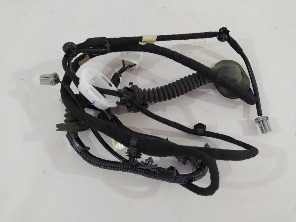 3. Проводка кришки багажника Mazda 3 2010-2013 BBM56706Y Mazda 3