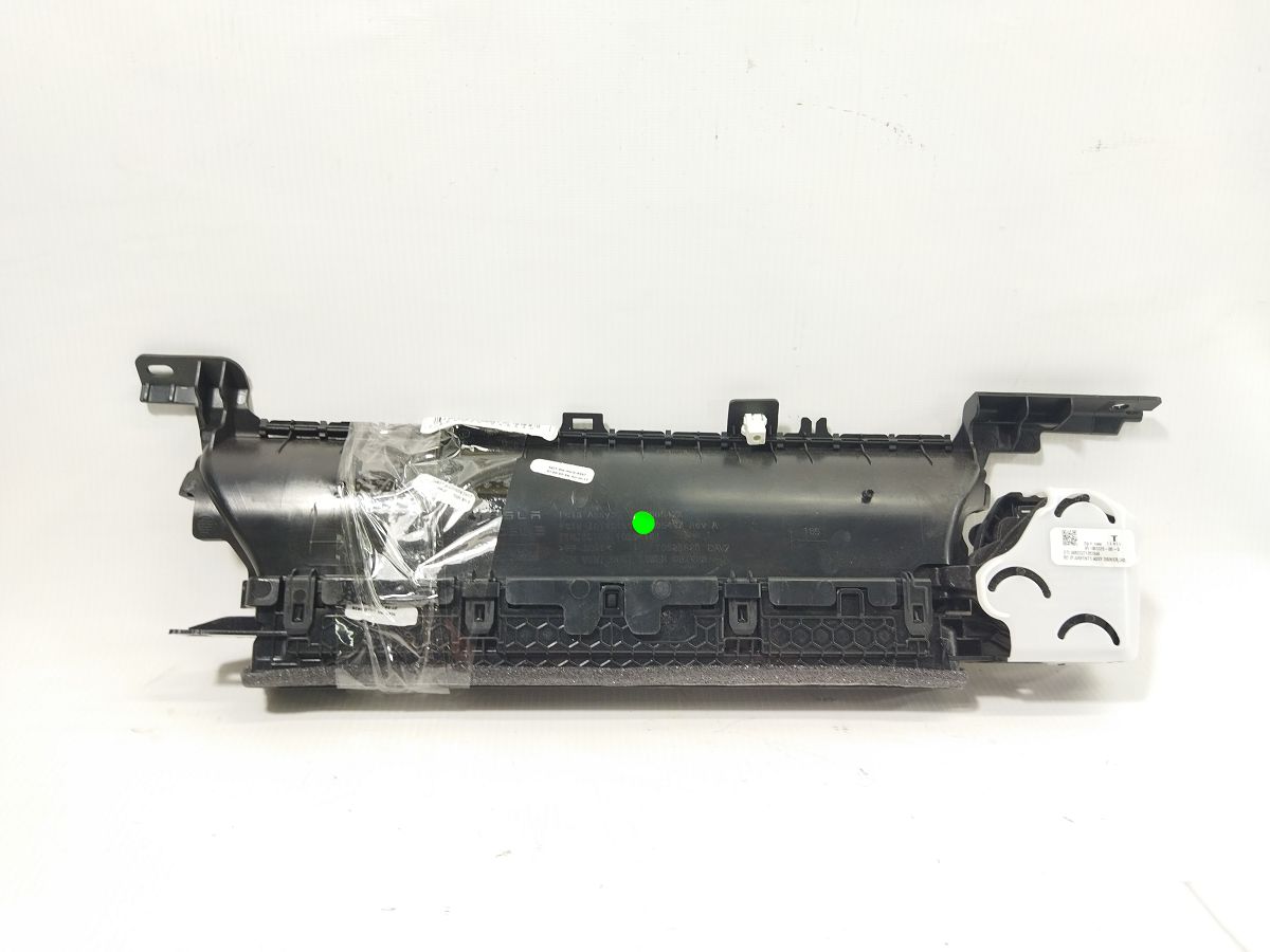 Model 3. Воздуховод торпеды левый Tesla Model 3 2020-2024 108332000G Tesla Model 3