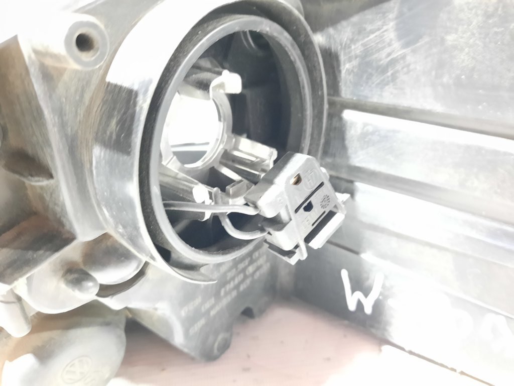 Товари з дефектами Фара передня права (дефект) Volkswagen Passat S 2012-2015 561941006D Volkswagen Passat S 8