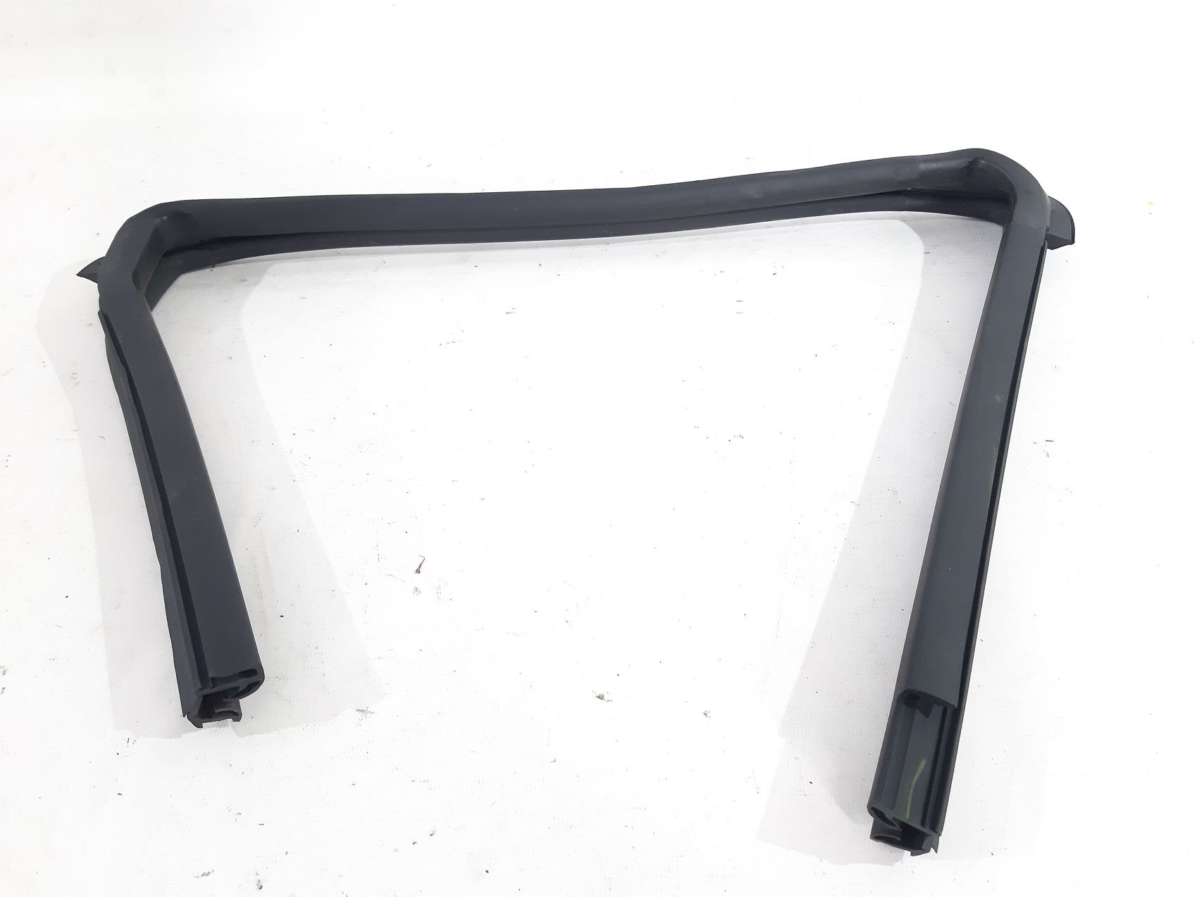 Juke. Ущільнювач скла двері задньої лівої Nissan Juke 2017 823311KA1A Nissan Juke