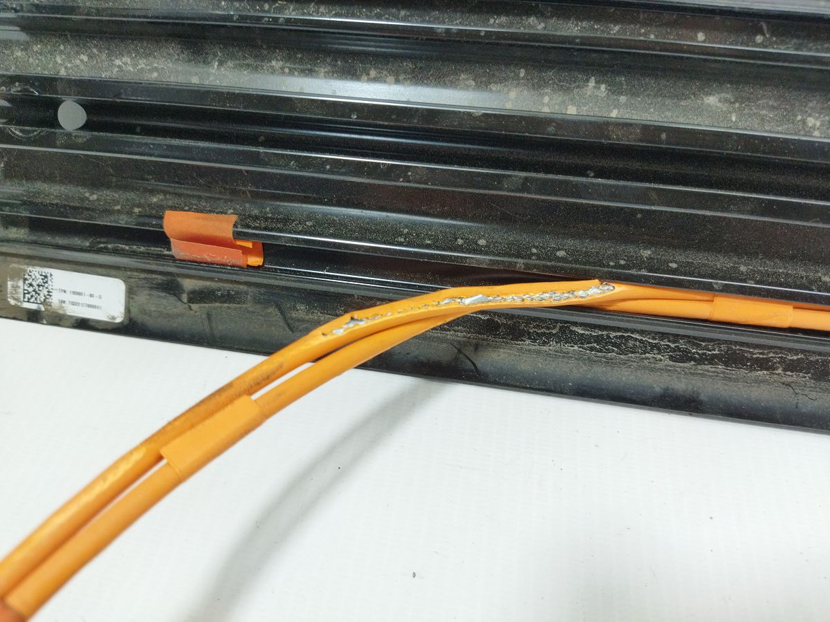 Товары с дефектами Провод высоковольтный (вспомогательный) на батарею (дефект) Tesla Model 3 2020-2024 110900405G Tesla Model 3 3