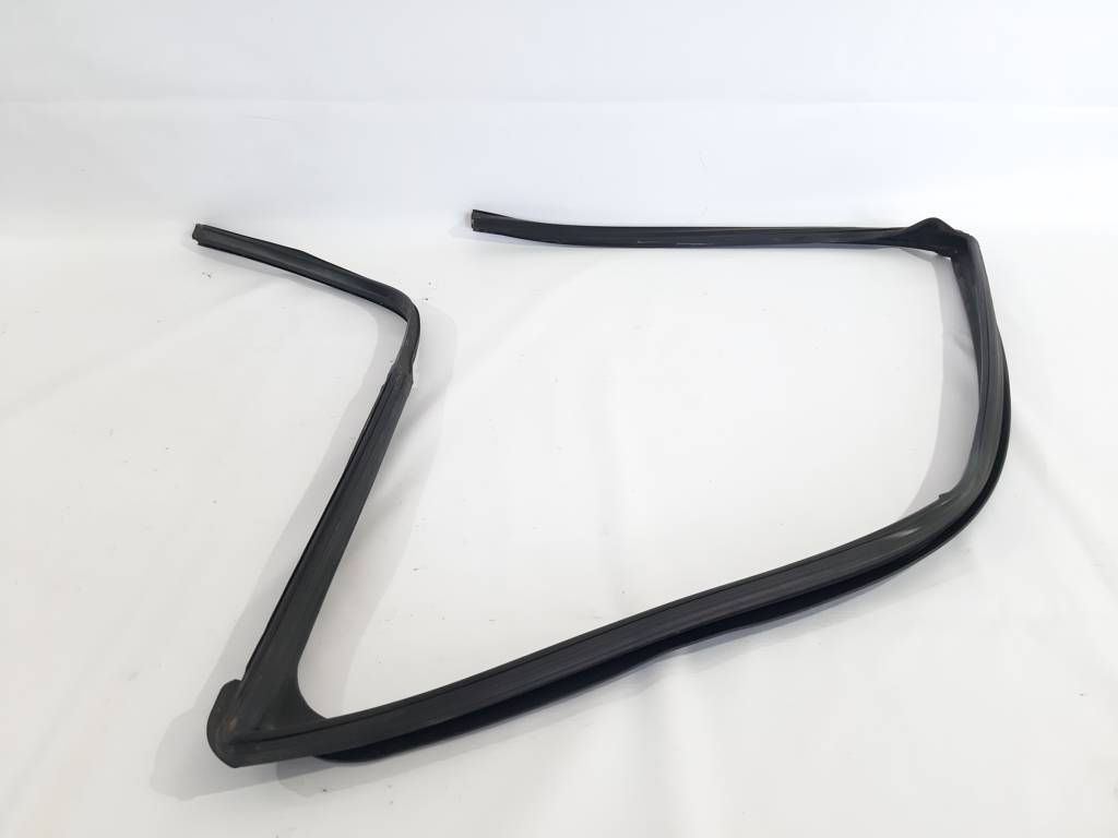 Kizashi. Ущільнювальна гумка скла двері передньої лівої верхня Suzuki Kizashi 2010-2013 8366557L00 Suzuki Kizashi