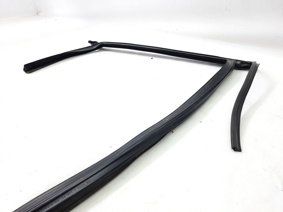 Focus Напрямна гумка скла дверей задньої лівої Ford Focus 2014-2018 DM5Z5825767A Ford Focus 2