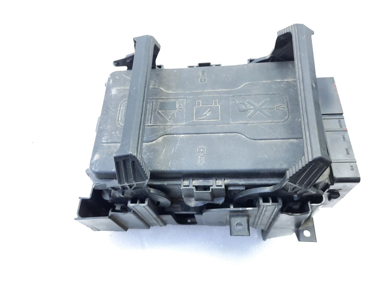 Malibu Корпус блоку запобіжників Chevrolet Malibu 2018 84533822 Chevrolet Malibu 2