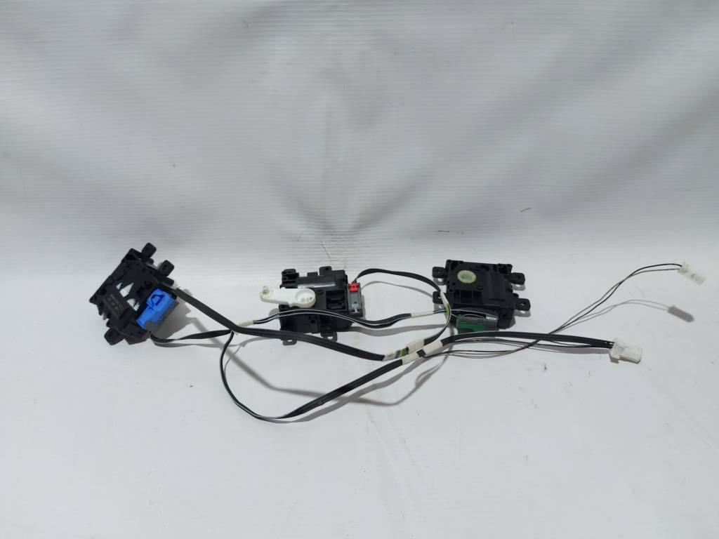 Prius c. Моторчик печки заслонки Toyota Prius C 2012-2019 8710652130 Toyota Prius C