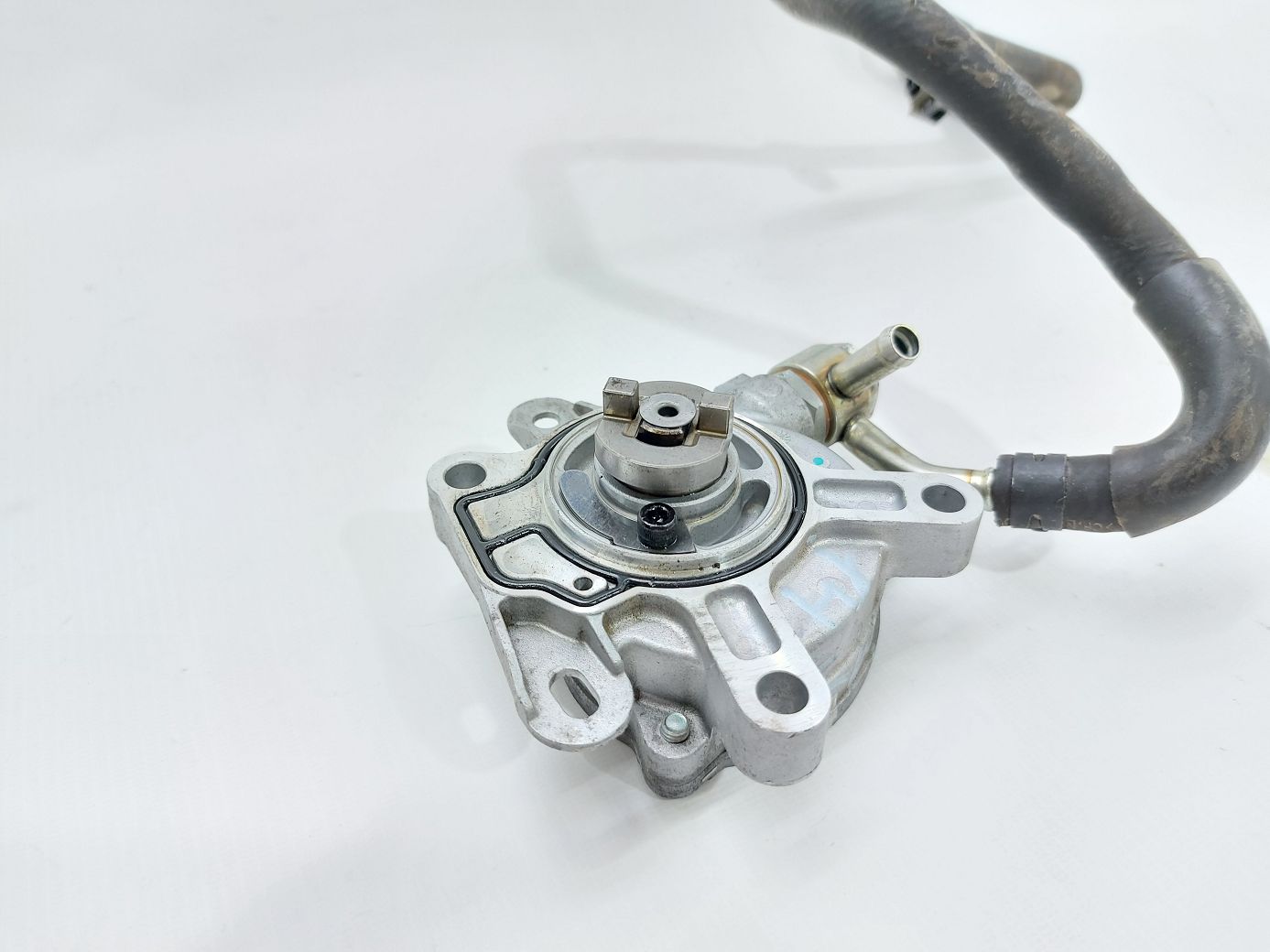3. Вакуумный насос Mazda 3 2013-2020 PE0718G00B Mazda 3