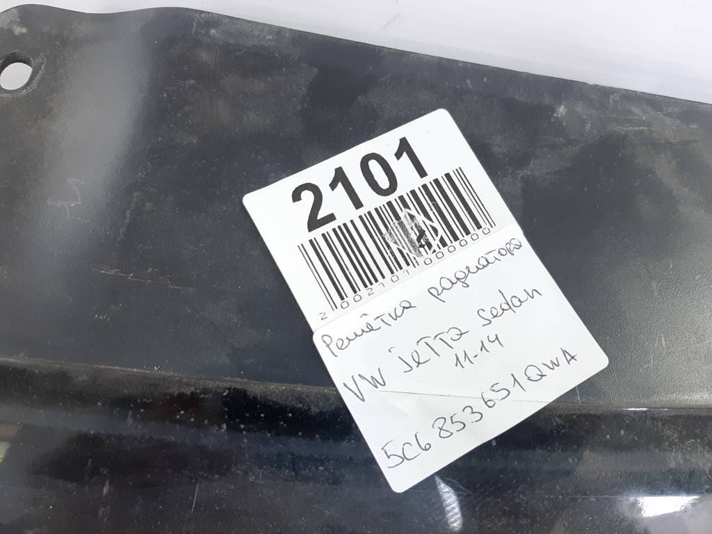 Товари з дефектами Решітка радіатора (дефект, немає хрому) Volkswagen Jetta sedan 2011-2014 5C6853651QWA Volkswagen Jetta sedan 4