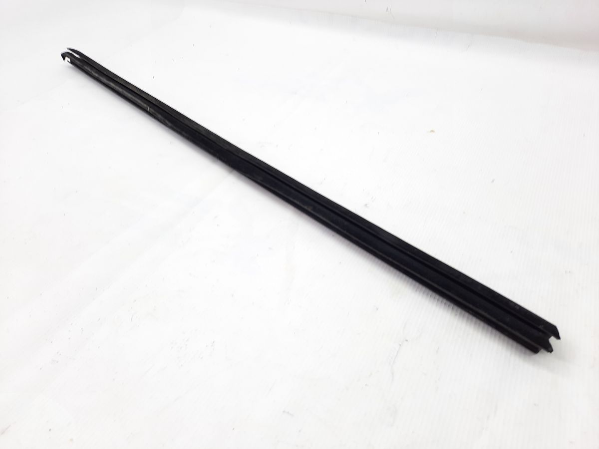 C-max. Ущільнювальна гумка скла передньої лівої двері внутрішня Ford C-Max 2013-2018 AM5Z5821457A Ford C-Max