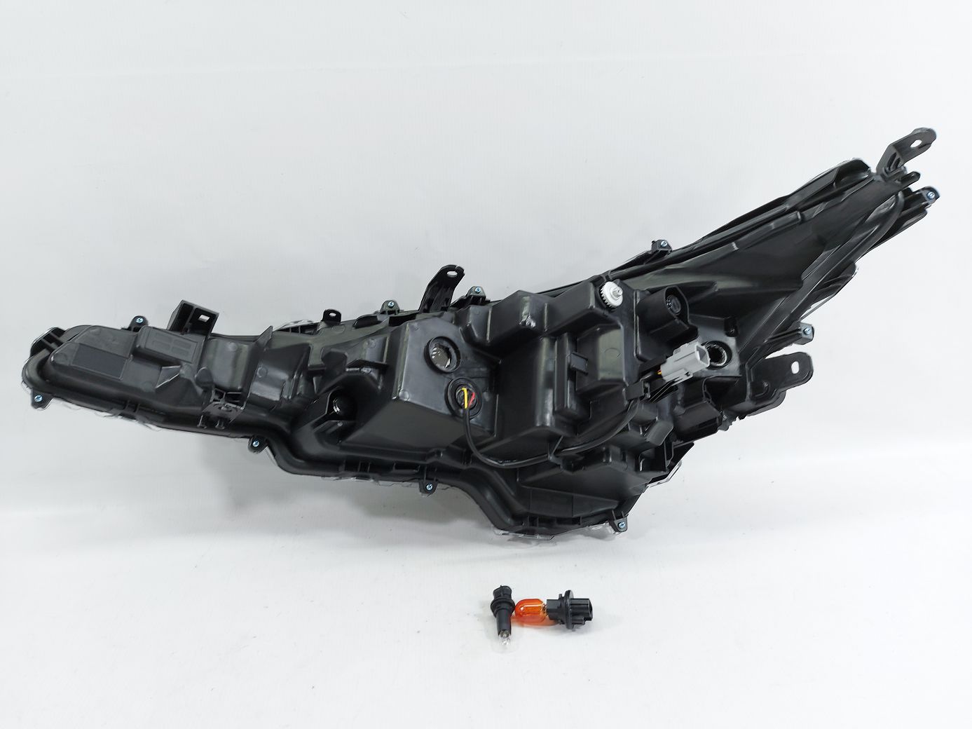 Фари головного світла Фара передня права (LE) Toyota Corolla 2019-2021 8111002S30 Toyota Corolla 7