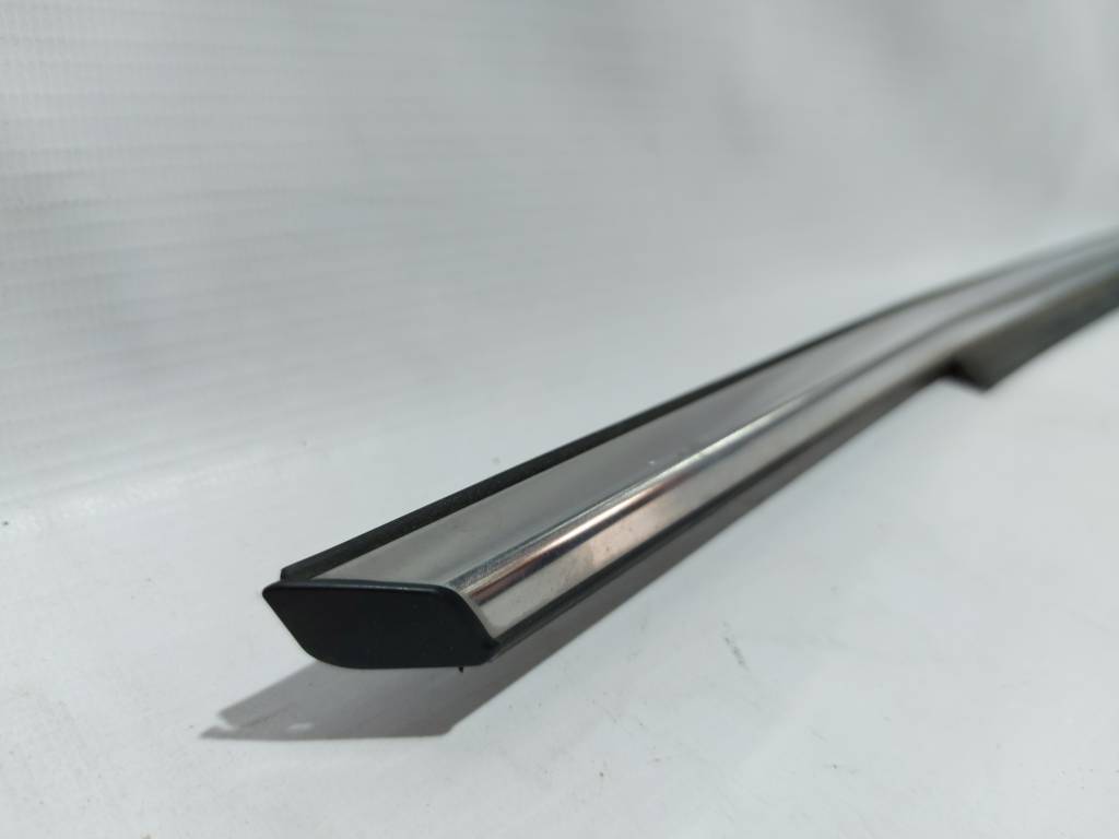 3 Ущільнювальна гумка скла двері передньої правої зовнішня Mazda 3 2014-2018 BHN9-50-640C Mazda 3 2