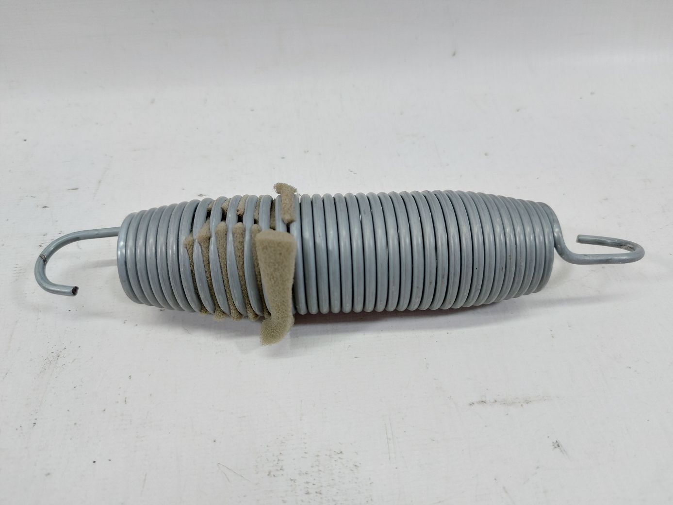 Malibu. Торсіон кришки багажника Chevrolet Malibu 2013-2015 22983530 Chevrolet Malibu