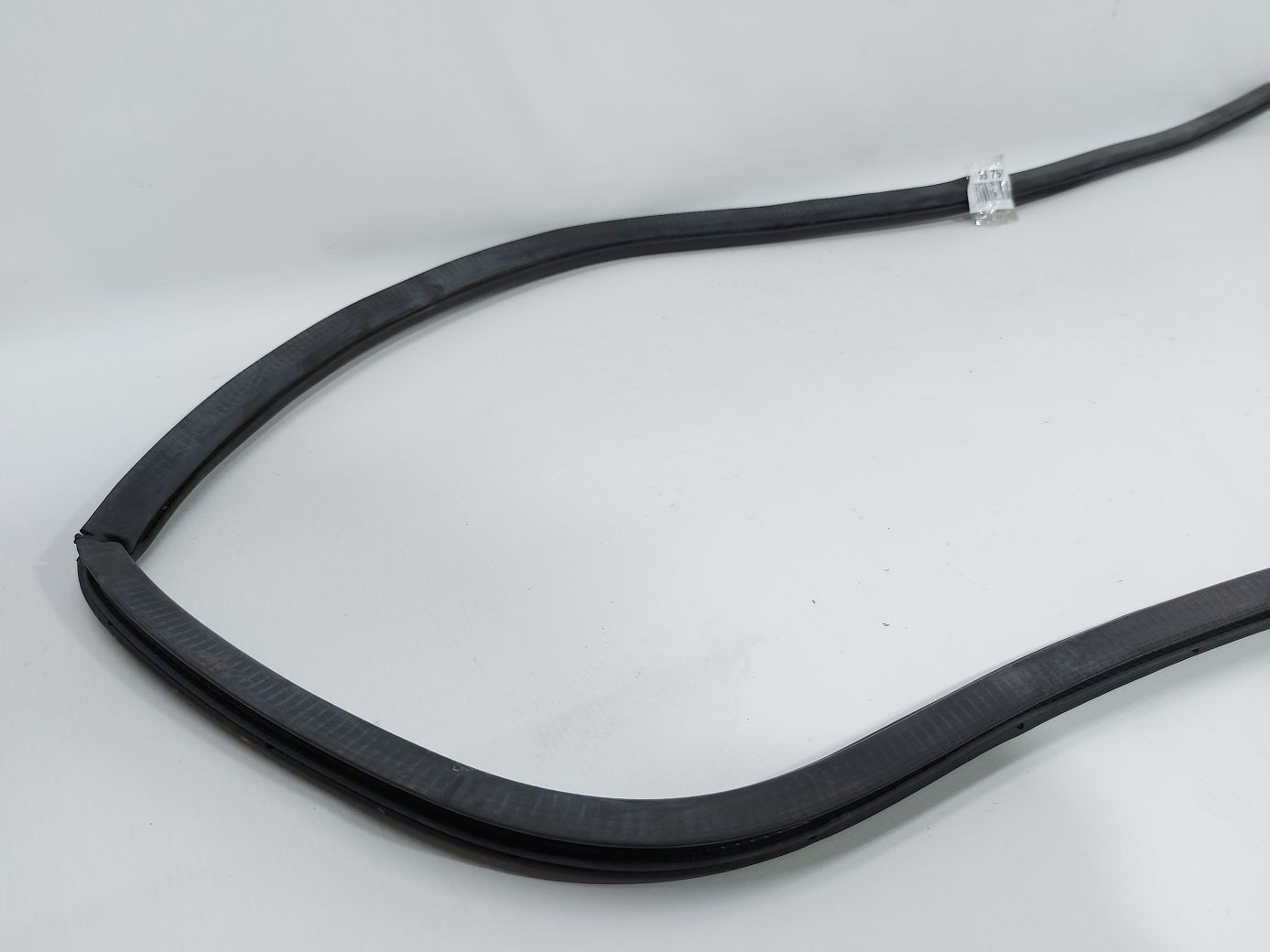 Dart Уплотнительная резинка проёма двери передней левой/правой Dodge Dart 2013-2014 68085076AF Dodge Dart 12