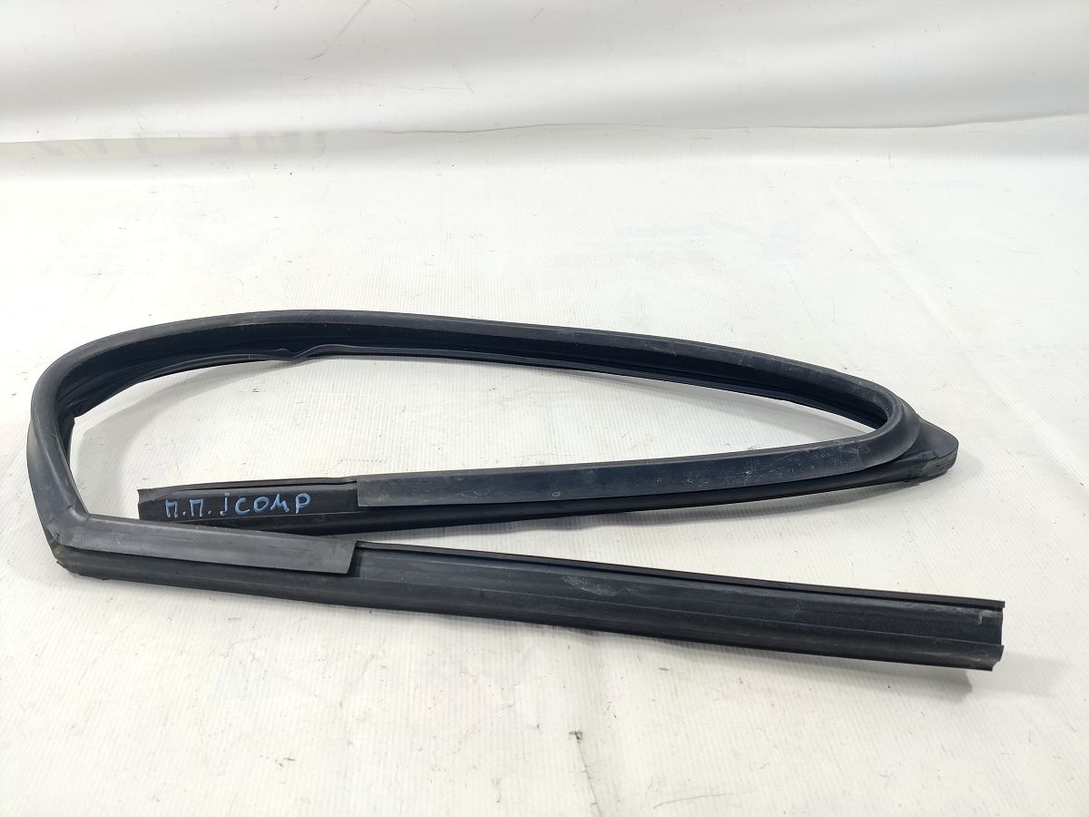 Compass Направляющая резинка стекла двери передней правой Jeep Compass 2007-2017 5074656AF Jeep Compass 4