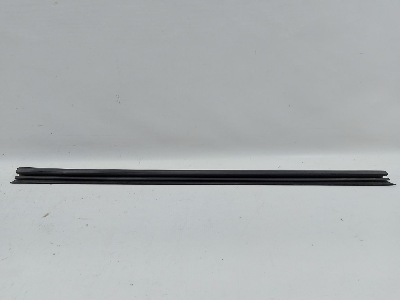 Compass. Ущільнювальна гумка скла двері передньої лівої внутрішня Jeep Compass 2007-2017 5074655AD Jeep Compass