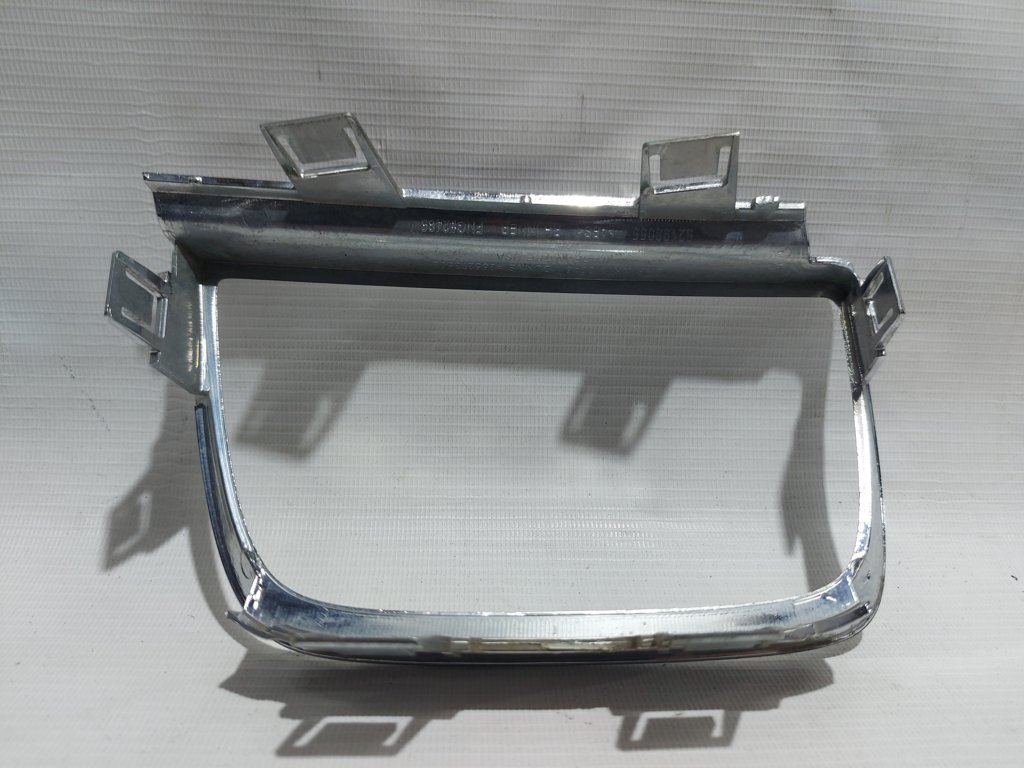 Camaro Накладка ззаду права ліхтаря внутрішнього (хром) Chevrolet Camaro 2012-2013 22744326 Chevrolet Camaro 3