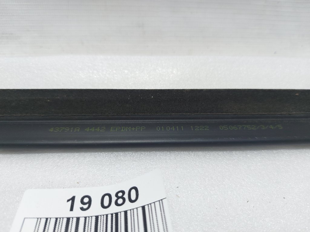 Cruze Ущільнювальна гумка дверей задньої лівої Chevrolet Cruze 2016-2019 84220315 Chevrolet Cruze 8