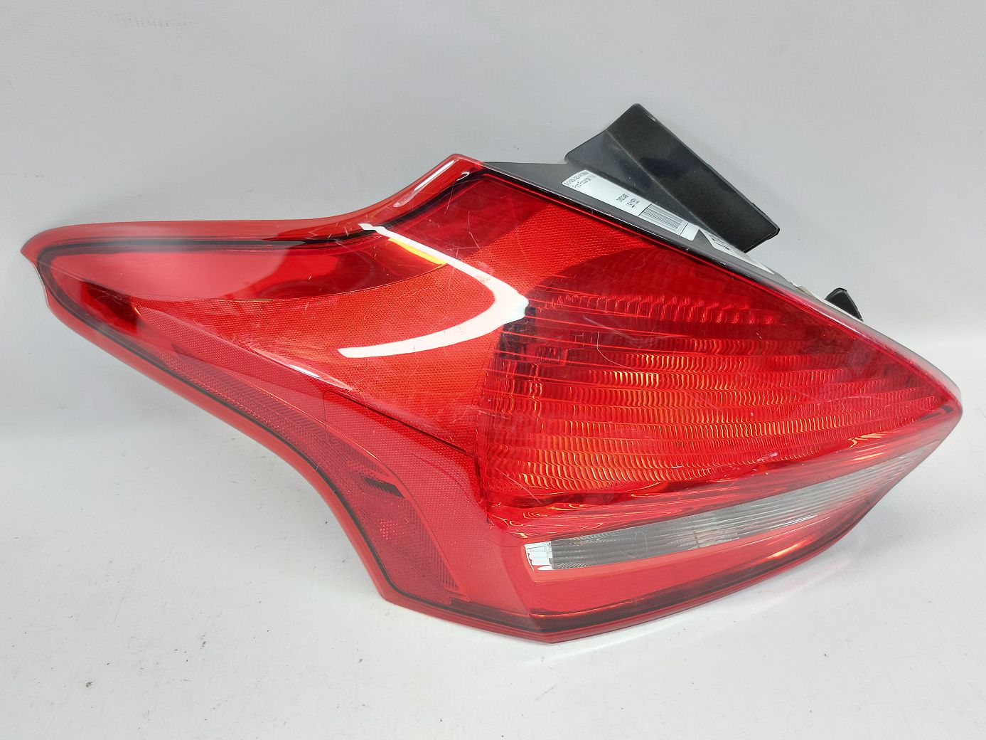 Товары с дефектами. Фонарь задний левый (дефект) Ford Focus hbk 2011-2014 DM5Z13405E