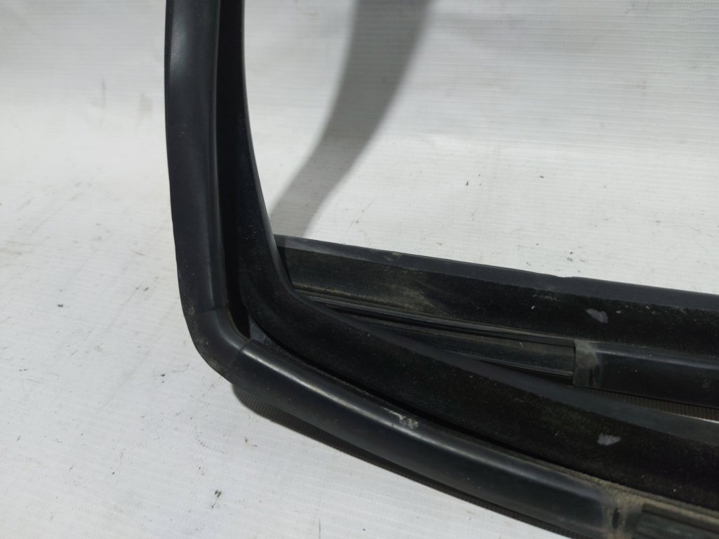 Patriot Ущільнювач скла верхній (лазури) двері передньої лівої Jeep Patriot 2007-2010 5067769AD Jeep Patriot 16