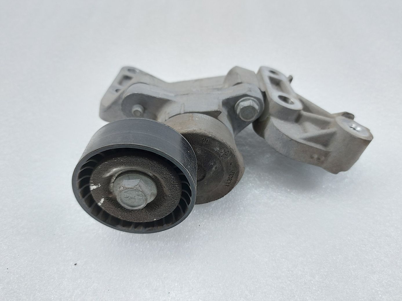 Dart. Ролик натяжной ремня генератора Dodge Dart 2015 04627742AB Dodge Dart