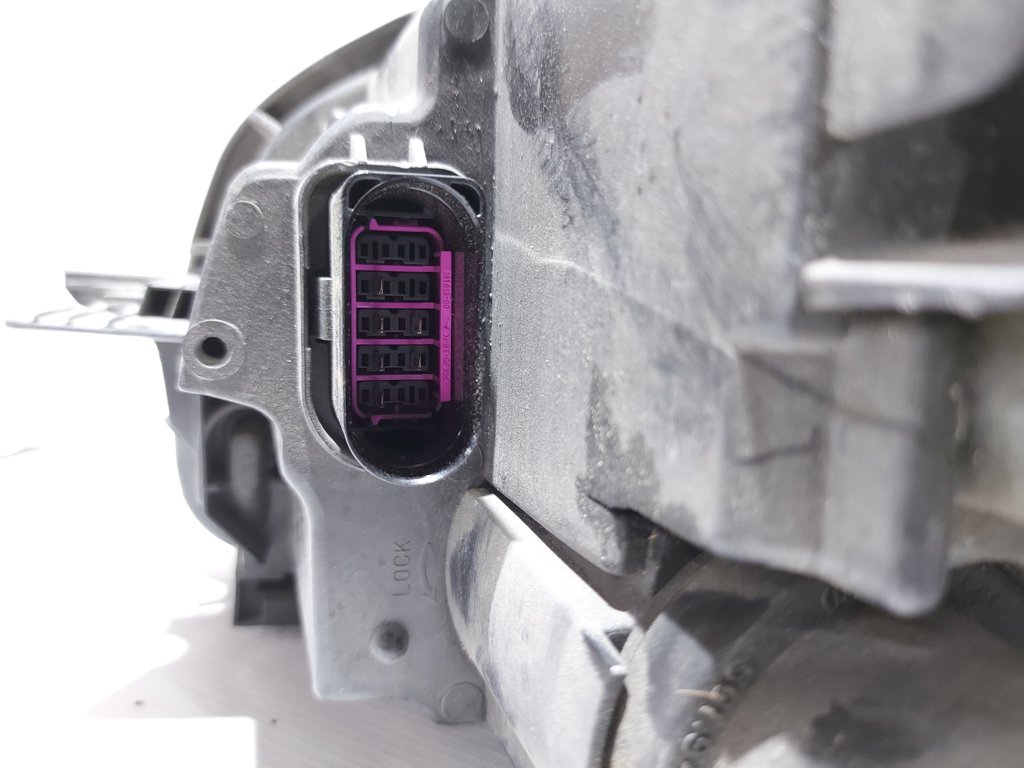 Товари з дефектами Фара передня права (дефект) Volkswagen Passat S 2012-2015 561941006D Volkswagen Passat S 21